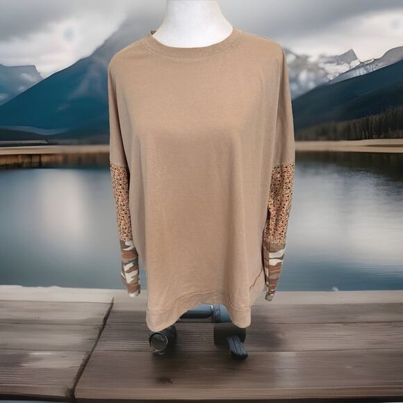 Women’s Hemp Blend Long Sleeve Top Sz M Tan Floral & Camo Patchwork Sleeves EUC - Picture 1 of 4